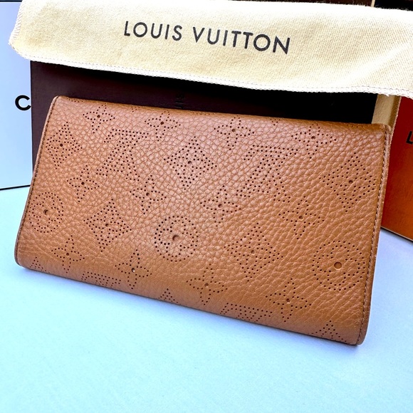 🔥Authentic Louis Vuitton Marina Wallet🔥 - Picture 2 of 9